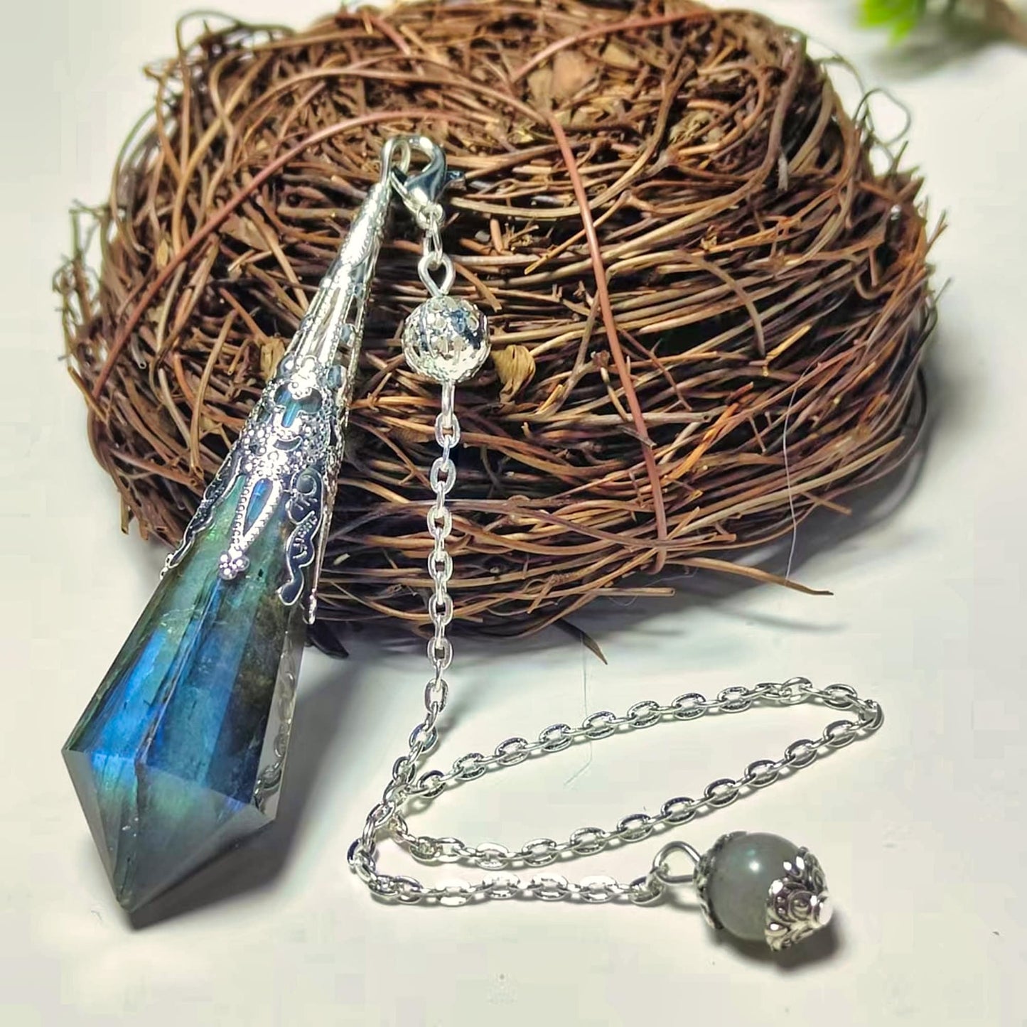 High Quality Natural Labradorite Pendulum for Dowsing Natural Stone Pendant Healing Crystals Pendule Chakra Crystal Pendulum 1pc
