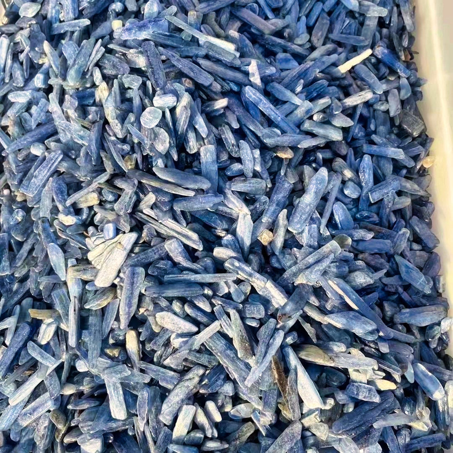 Wholesale Kyanite Crystal & Raw Blue Calcite Gemstone Chips (1kg) for Reiki Healing - Precious Natural Mineral Specimen Stones